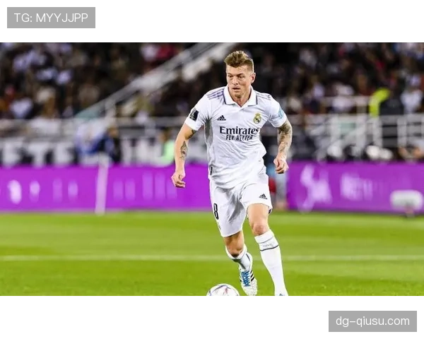 克罗斯如何通过回撤调度主导关键战出球并压制对手中场？